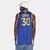 Homem usando a regata NBA Nike Golden State Warriors Curry Nº 30 Dri-Fit, nas cores azul e amarelo.