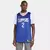 Homem vestindo a regata NBA Nike Los Angeles Clippers Leonard Nº 2 Dri-Fit masculina na cor azul.