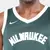 Regata feminina verde e branca do Milwaukee Bucks, modelo Swingman da Nike, com logo e nome do time.