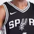 Homem sorridente vestindo a regata NBA Nike San Antonio Spurs de Victor Wembanyama na cor preta