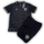 Conjunto infantil Botafogo II da Reebok, composto por camisa preta com detalhes dourados e short preto, exibido em um cabide.
