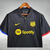 Camisa polo preta do Barcelona 23/24, com detalhes em azul e vermelho, e logotipo da Nike e Spotify.