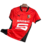 Camisa vermelha do Stade Rennais, modelo home da Puma para a temporada 2024/2025, com detalhes em preto e logo da equipe.