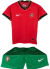 Camisa e shorts do kit infantil da seleção de Portugal para 2024/25, na cor vermelha e verde, com logotipo da Nike.
