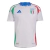 Camisa branca da seleção italiana de futebol, modelo away 2024/25, com detalhes em verde e vermelho e logo da Adidas.