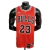 Regata vermelha NBA Nike Chicago Bulls com o nome Jordan e número 23, vista traseira.