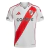 Camisa de futebol do River Plate 2024/25, predominantemente branca com detalhes em vermelho e o escudo do time.