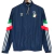 Jaqueta corta-vento azul da Adidas com detalhes nas mangas nas cores da bandeira italiana.