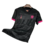 Camisa de futebol masculina do Chelsea III 24/25, na cor preta com detalhes em rosa, com logo da Nike e escudo do time.