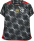 Camisa feminina do Flamengo III 24/25 com design cinza e detalhes em vermelho, destacando o escudo do clube e o emblema da Copa do Brasil.