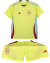 Kit infantil de futebol da seleção da Espanha, composto por camiseta amarela e calças curtas, com detalhes em vermelho e logotipo da Adidas.
