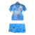 Uniforme infantil do goleiro do Real Madrid 2024/25, composto por camisa e calções azuis.