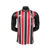 Camisa regata masculina do São Paulo, nas cores vermelha e preta, com listras verticais e logotipo da New Balance.