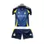 Uniforme infantil Al-Nassr II 2024/25 em azul, com detalhes em amarelo e a frase "NASSR RUNS IN MY BLOOD".Uniforme Infantil Al-Nassr II 2024/25 - Azul time do Cristiano Ronaldo