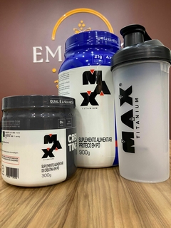 KIT WHEY PROTEIN MAX TITANIUM 900G + CREATINA 300G + COQUETELEIRA