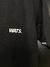 CAMISETA WATS COMPANY - LOGO BOTON PRETA - comprar online