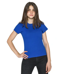 Modelo mujer usando camiseta azul de manga corta y pantalón negro, parte del Kit Taller Casual para mujer