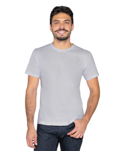 Hombre sonriente usando camiseta blanca de manga corta y pantalón oscuro