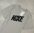 CAMISETA NIKE CINZA COM LOGO DESTACADO na internet