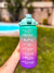 Botella motivacional de colores pastel (celestes-rosas-violetas), con capacidad de 2000 ml. Cuenta con tapa plástica con traba, bombilla, medidor de agua y frases motivadoras para mantenerte hidratado.