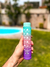 Botella motivacional de colores pastel (celestes-rosas-violetas), con capacidad de 300 ml. Cuenta con tapa plástica, medidor de agua y frases motivadoras para mantenerte hidratado.