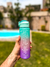 Botella motivacional de colores pastel (celestes-rosas-violetas), con capacidad de 900 ml. Cuenta con tapa plástica con traba, bombilla, medidor de agua y frases motivadoras para mantenerte hidratado.