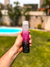 Botella motivacional de colores pastel (gris-rosa-negro), con capacidad de 300 ml. Cuenta con tapa plástica, medidor de agua y frases motivadoras para mantenerte hidratado.