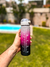 Botella motivacional de colores pastel (gris-rosa-negro), con capacidad de 900 ml. Cuenta con tapa plástica con traba, bombilla, medidor de agua y frases motivadoras para mantenerte hidratado.