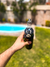 Botella motivacional de color negro, con capacidad de 900 ml. Cuenta con tapa plástica con traba, bombilla, medidor de agua y frases motivadoras para mantenerte hidratado. Zoom al doble pico.