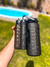 Kit de tres botellas motivacionales de color negro, con capacidades de 300 ml, 900 ml y 2000 ml. Cada botella cuenta con tapa plástica con traba, bombilla, medidor de agua y frases motivadoras para mantenerte hidratado.