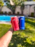 Vasos Stanley de acero inoxidable, uno rojo y otro azul, destacados por su capacidad de mantener temperaturas frías o calientes.