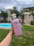 Termo Stanley de 750 ml en color lila o violeta, de acero inoxidable, con pico cebador, diseñado para mantener bebidas frías o calientes.