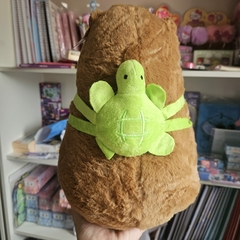 Brinquedo De Pelúcia- Capivara Com Mochila De Tartaruga 25cm - comprar online
