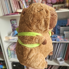 Brinquedo De Pelúcia- Capivara Com Mochila De Tartaruga 25cm na internet