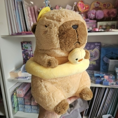 Pelúcia de Capivara Com Boia - 25cm