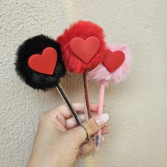 CANETA COM POMPOM CORAÇÕES