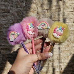 CANETA COM POMPOM ARCO-ÍRIS & UNICÓRNIO