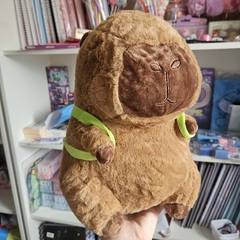 Brinquedo De Pelúcia- Capivara Com Mochila De Tartaruga 25cm
