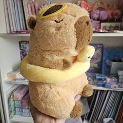Pelúcia de Capivara Com Boia - 25cm na internet