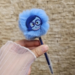 CANETA COM POMPOM E APLIQUE EMBORRACHADO DIVERTIDAMENTE - loja online