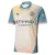 Camisa do Manchester City 24/25 da Puma, com design em degradê azul e rosa, logo do clube e patrocinador ETIHAD Airways.