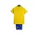 Conjunto infantil amarelo retrô da seleção brasileira, composto por camiseta e shorts azuis, da marca Umbro.