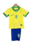 Conjunto infantil da Seleção Brasil, composto por camiseta amarela com detalhes em verde e calção azul.