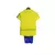 Kit infantil amarelo do Brasil, com camiseta e short azul, fabricado pela Nike.