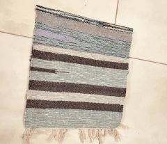 Alfombra tejida azul