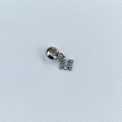 Berloque letra “M” cravejada em strass em aço inox