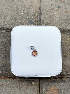 Berloque flor vermelha em aço inox - comprar online