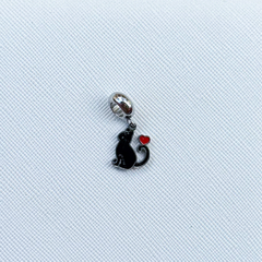 Berloque gatinho preto com coração em aço inox