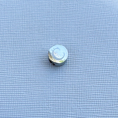 Berloque separador letra “C” em aço inox