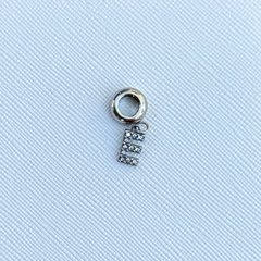 Berloque letra “E” com strass cravejado em aço inox